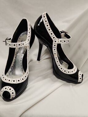 🍒 Black and White T-Strap Patent Peep-Toe Heels Sz 6.5